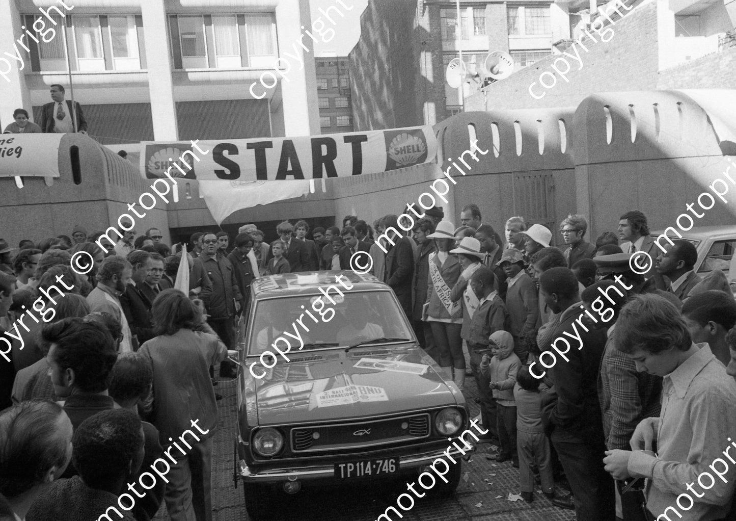 1973 BNU 28 1110 Oda Dencker-Anderssen, Charlotte Hueser Datsun 1200GX start (courtesy Roger Swan) (15)