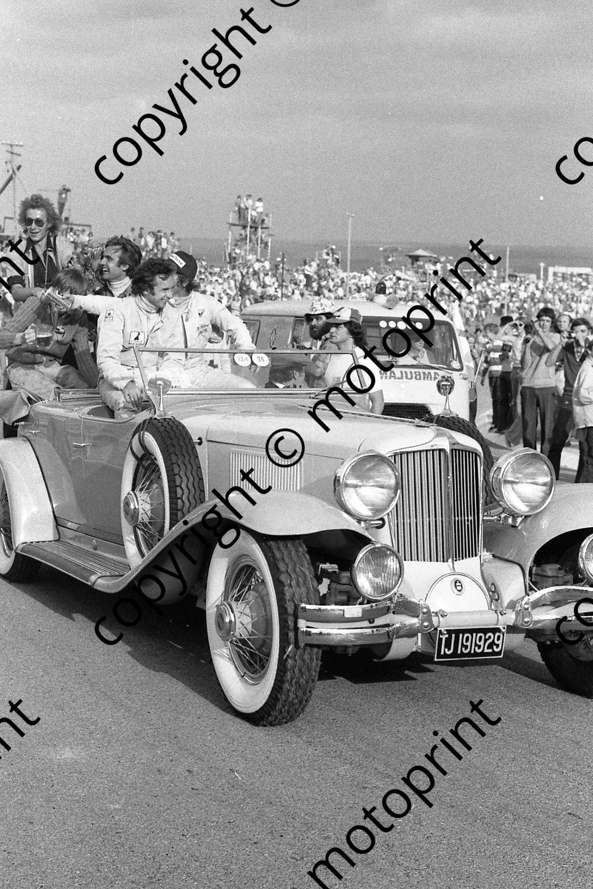 1974 SA GP victory lap (Courtesy Roger Swan) 214