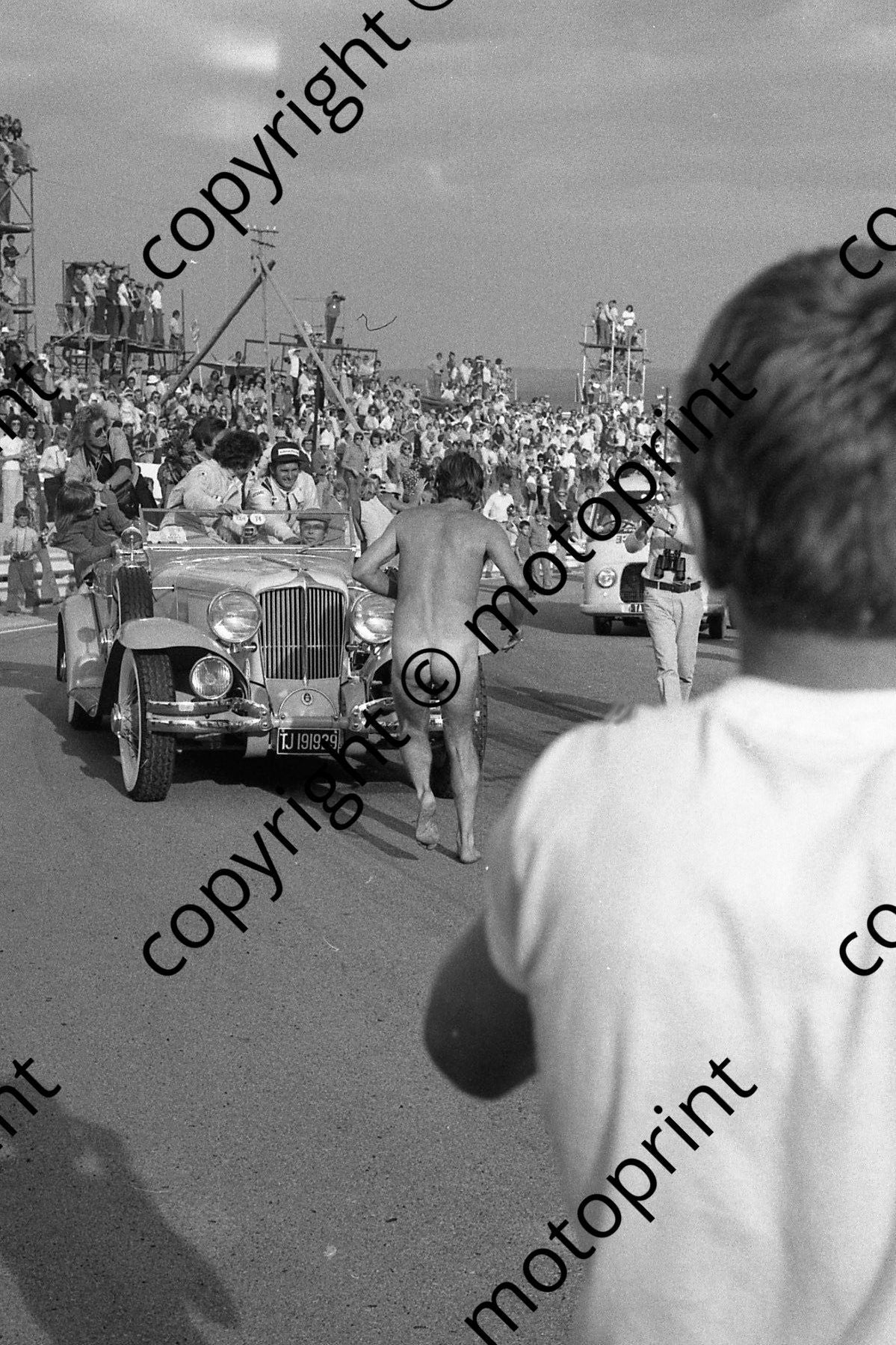 1974 SA GP victory lap streaker (Courtesy Roger Swan) 215