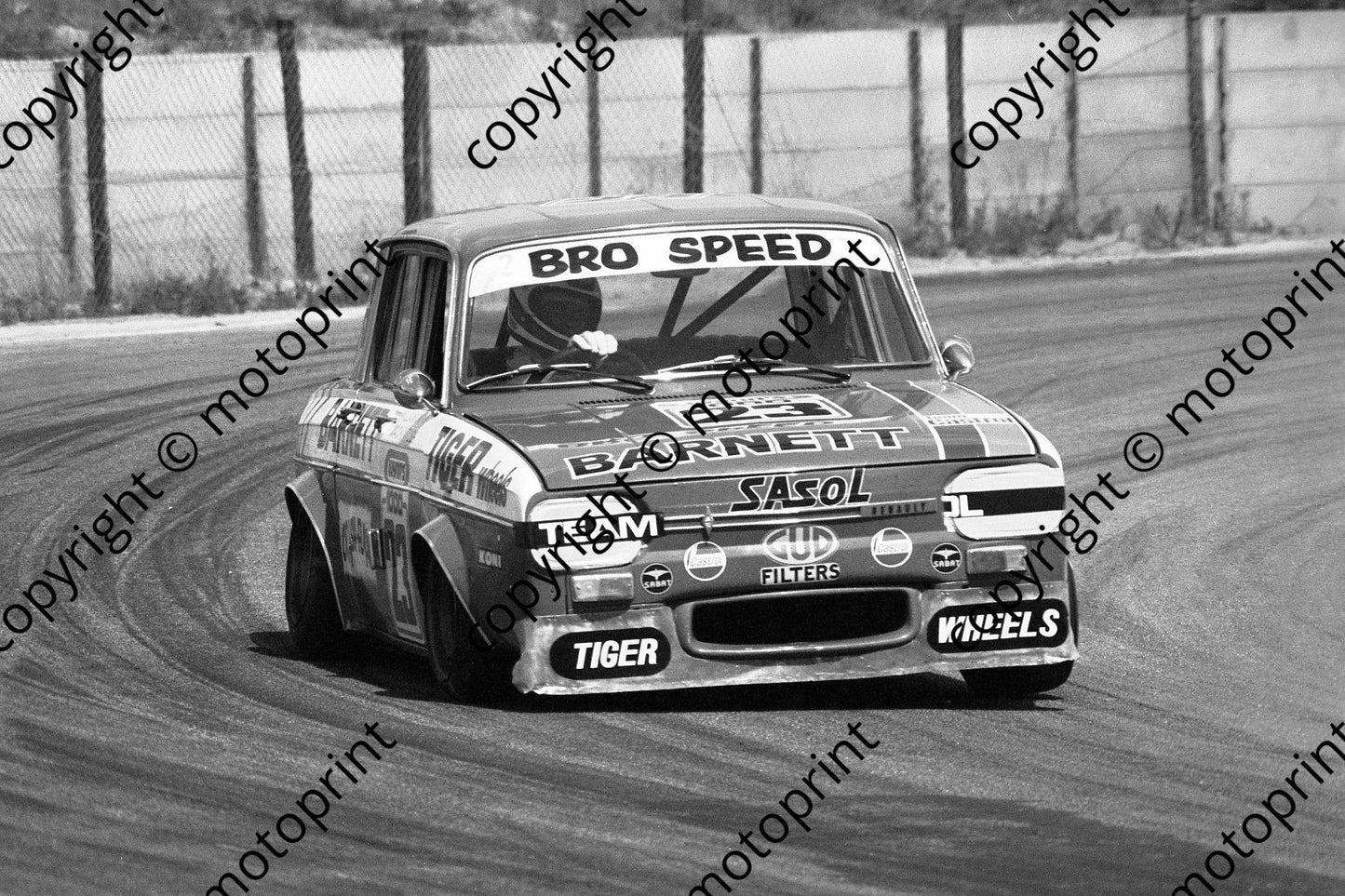1975 Wynns 23 R10 T McIntosh J Williamson (permission Malcolm Sampson Motorsport Photography) (1)