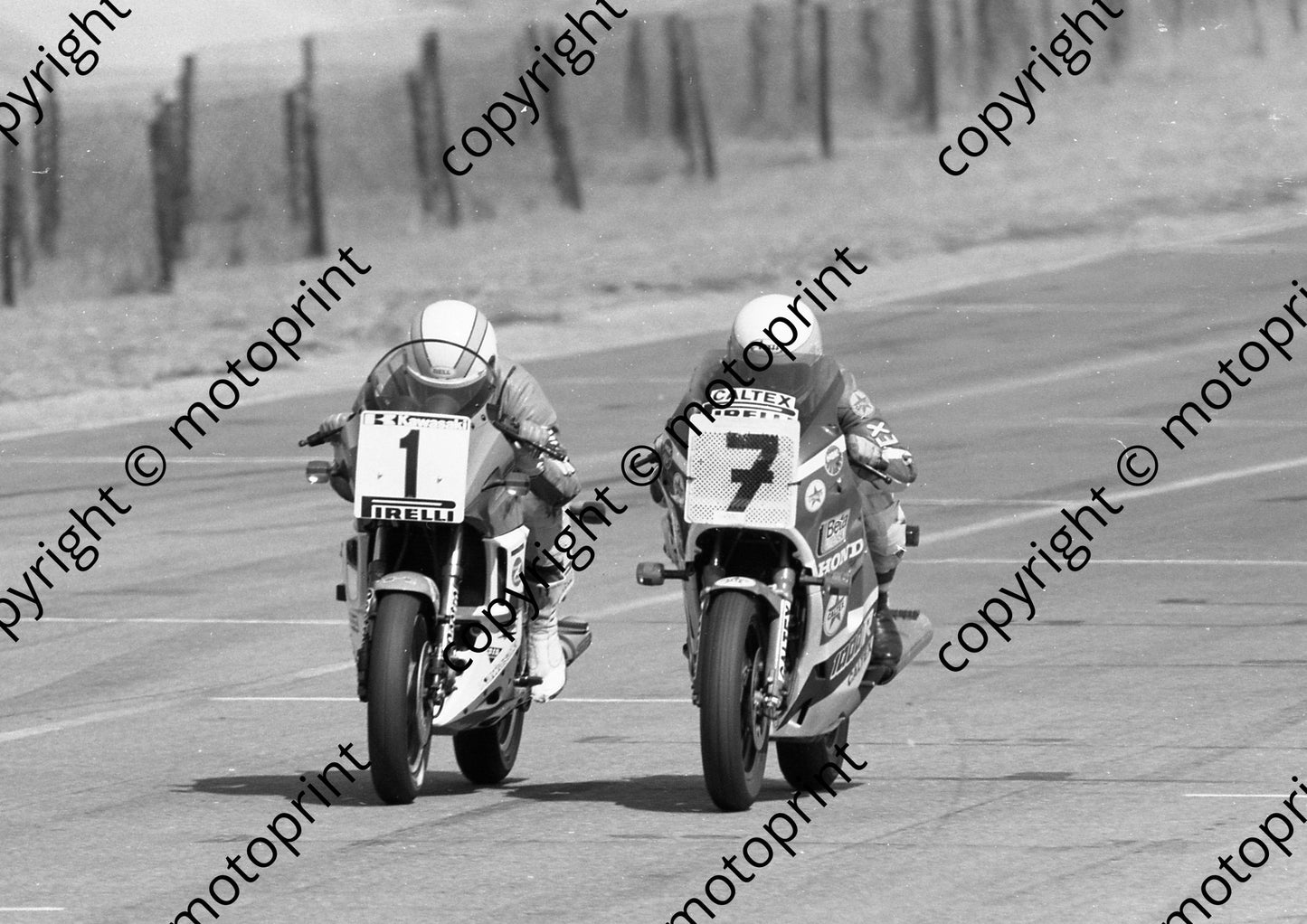 1984 Kya MC 1 Rod Gray Kawasaki down to it 7 Dave Petersen Honda VF (Colin Watling Ph otographic) (2)