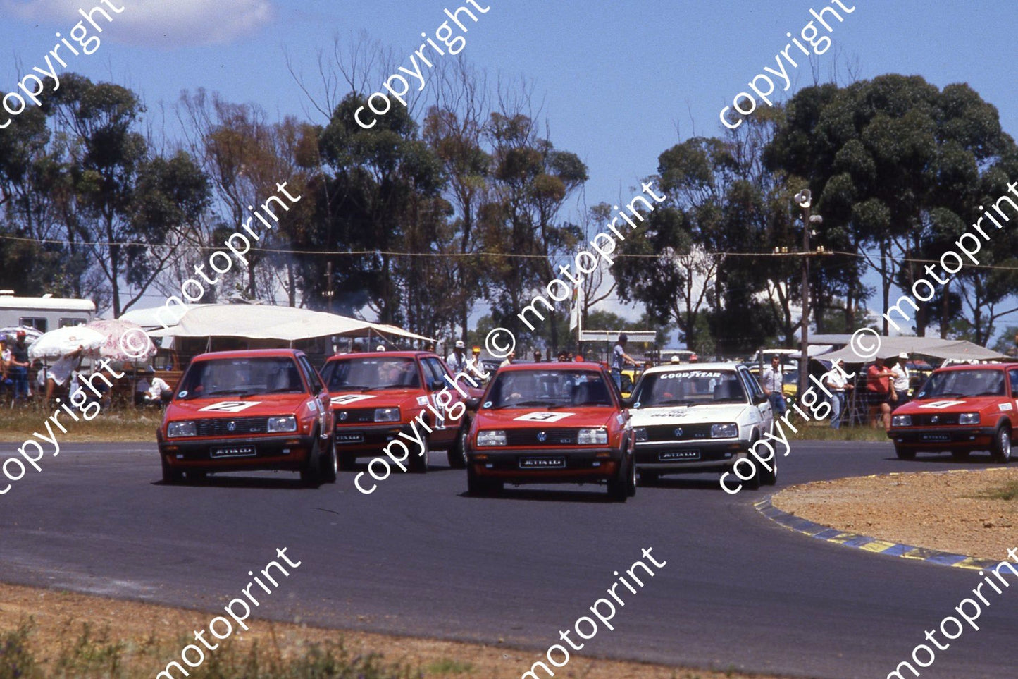 1985 Castrol 6 hr Nov Sarel van der Merwe The Bandit (white Jetta) vs The Press (red Jettas) (courtesy Roger Swan) (4)