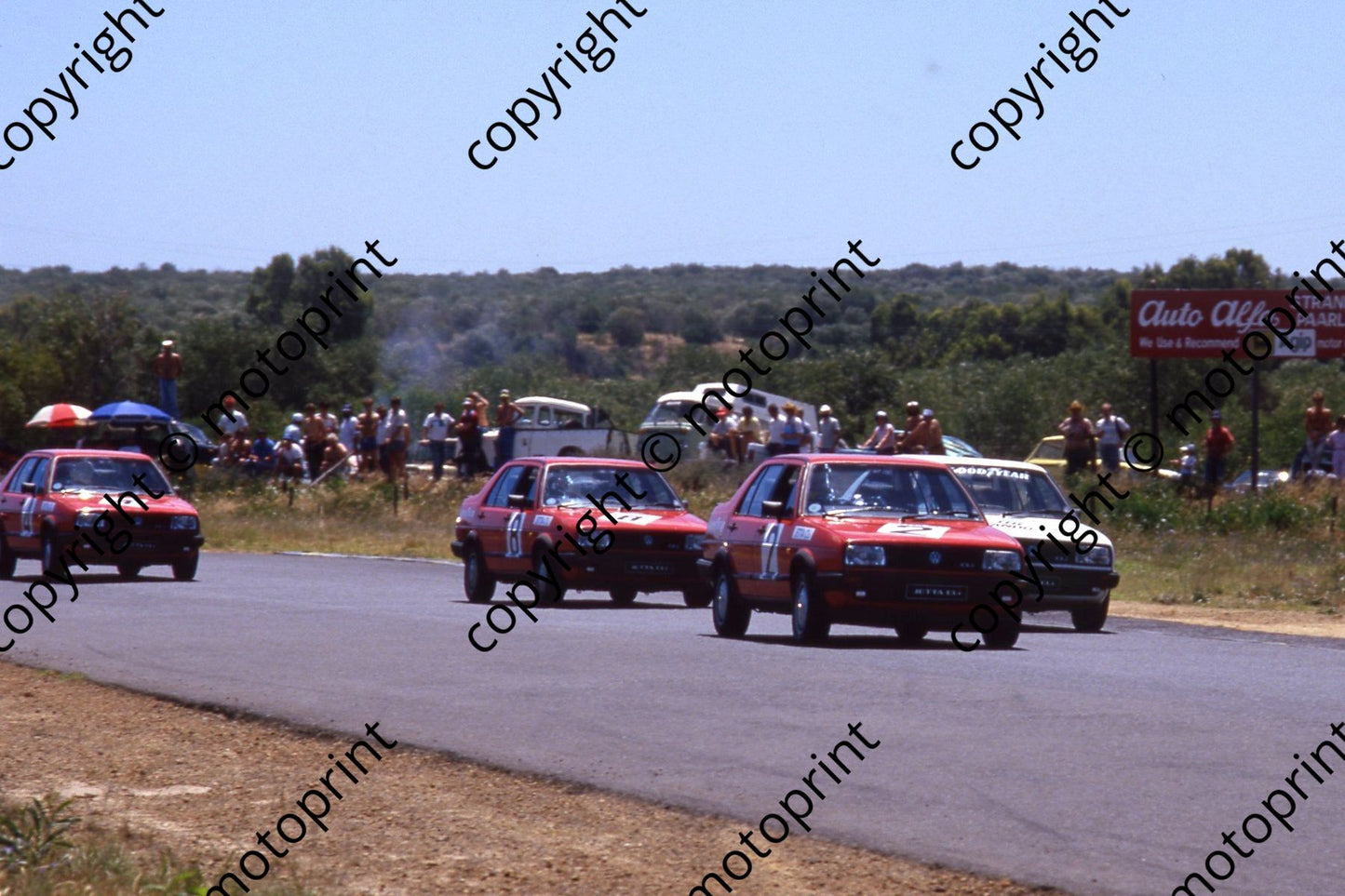 1985 Castrol 6 hr Nov Sarel van der Merwe The Bandit (white Jetta) vs The Press (red Jettas) (courtesy Roger Swan) (5)