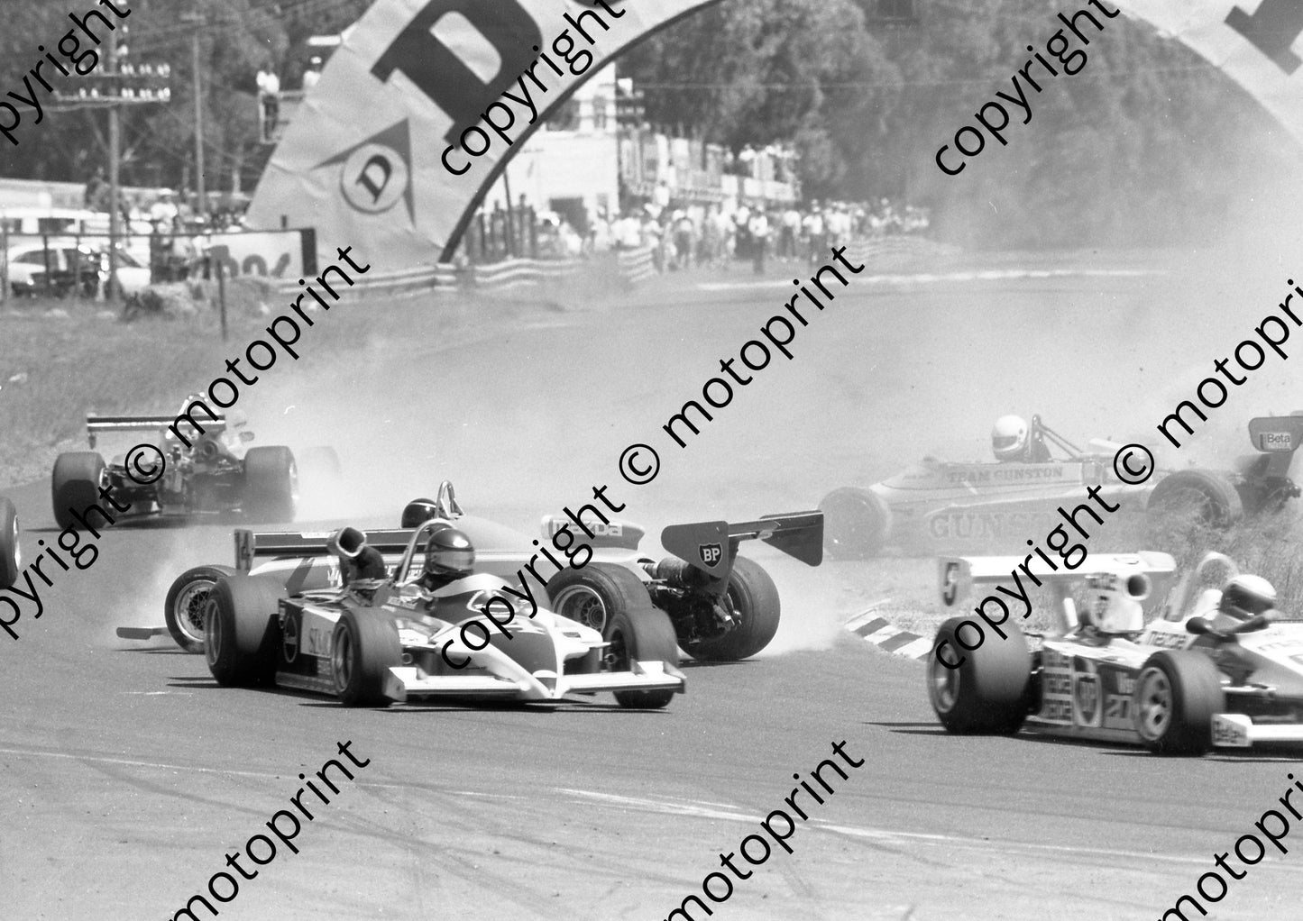 1985 Killarney F2 a 5 Wayne Taylor 14 Mike Nish 8 Brian Ferris side on, right John Moni (Colin Watling Photographic)39 (6)(2)