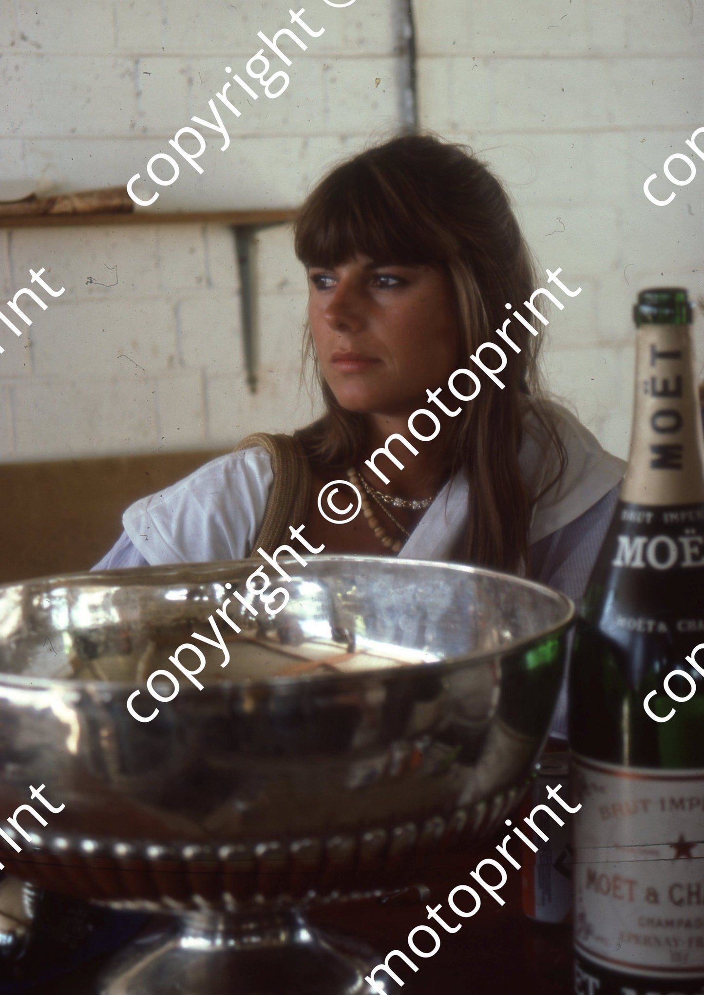 1985 SA GP Sylvia Tamsma, Nelson Piquet_s girlfriend, with missing Ken Lee Memorial Trophy (Colin Watling Photographic) (12)