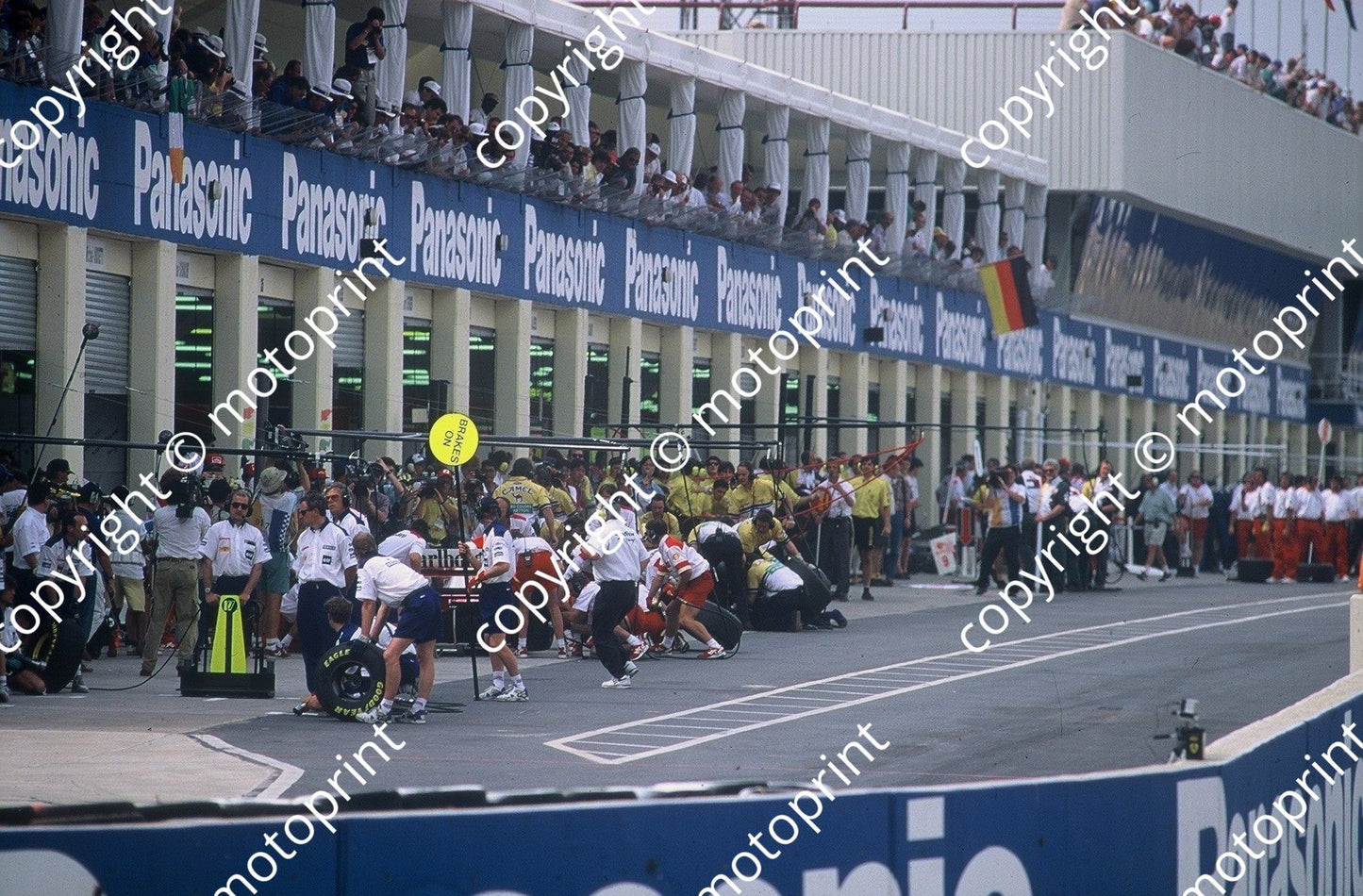 1993 SA GP pit race Benetton vs McLaren (courtesy Roger Swan) (413)