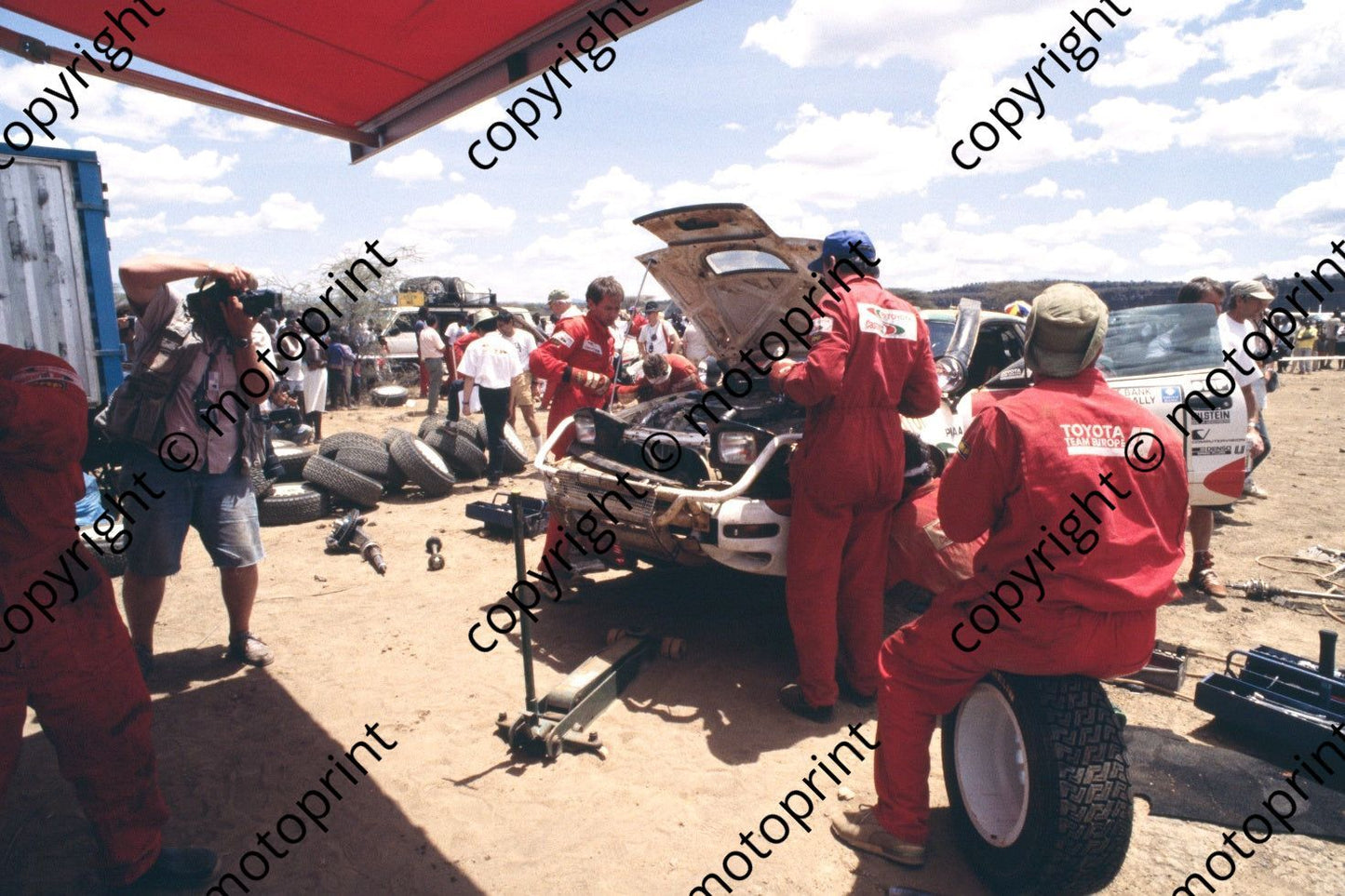 1993 Safari Toyota team preparation (courtesy Roger Swan) (78)