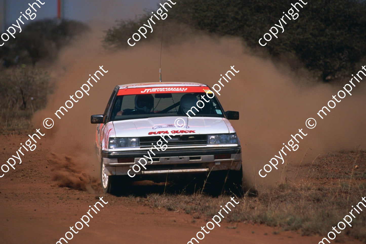 1993 Total 21 Roger Hills, Andre Vermeulen Skyline (R Swan) (1)