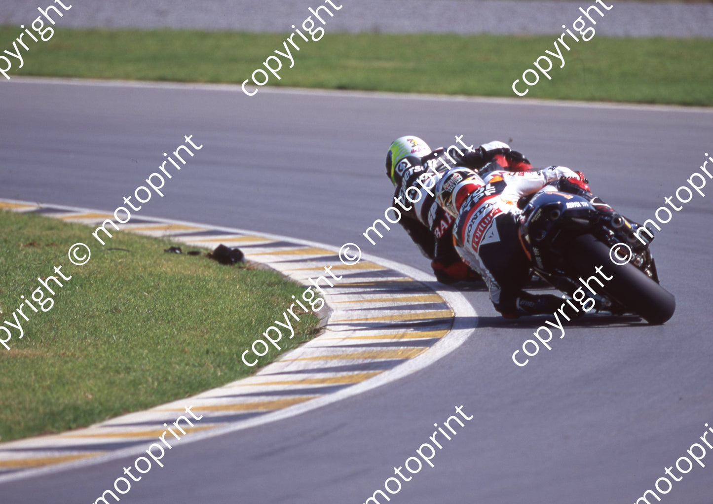 2000 Phakisa SA GP 500 10 1 Alex Barros Honda 4th 1 Alex Criville Honda 5th run to flag (Colin Watling Photographic) (2)