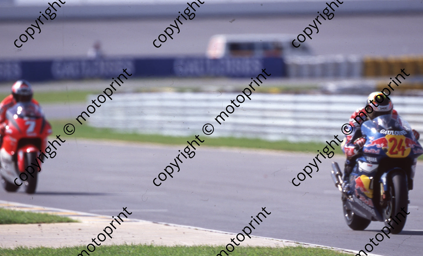 2000 Phakisa SA GP 500 24 Gary McCoy Yamaha 7 Carlos Checa Yamaha run to flag (Colin Watling Photographic) (5)