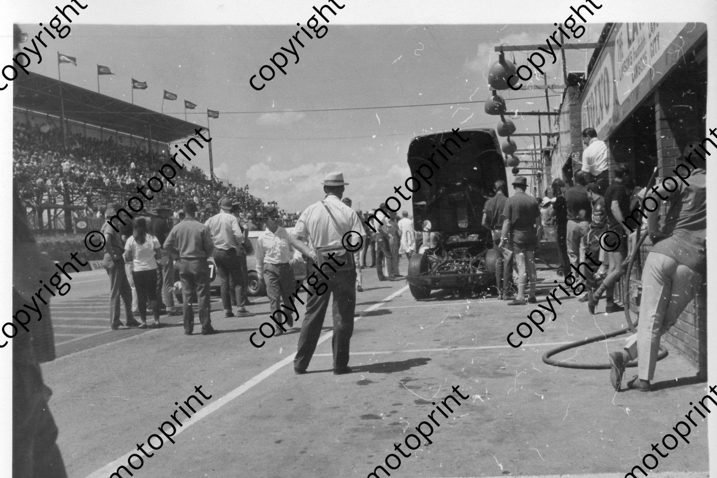 7 Mike Spence, John Love Ferrari 275LM 023 (1)