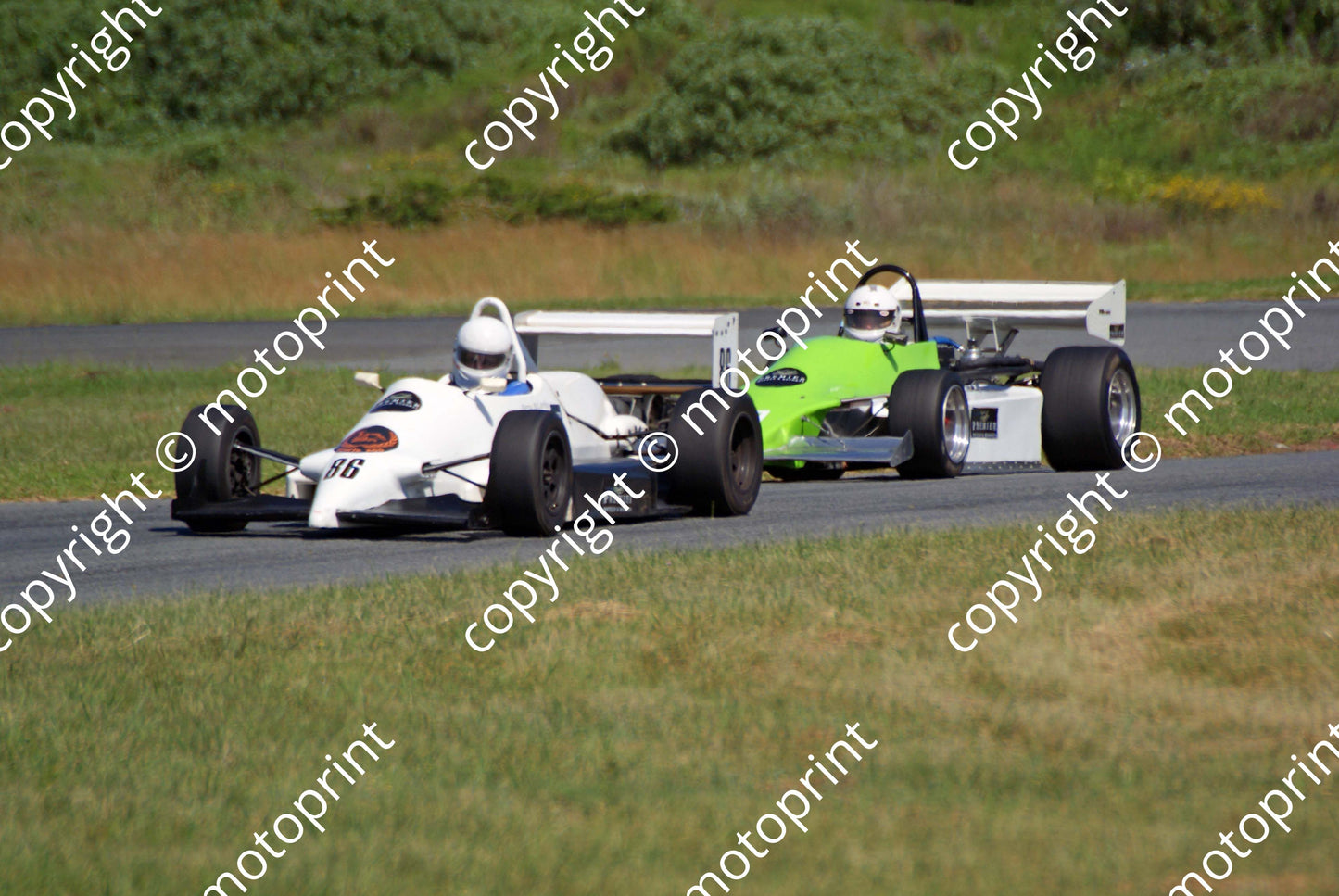 86a Graham Vos F3 Reynard VW 863 fending off 77 Tony Martin Pilbeam MP52 FF2000 (1) ed