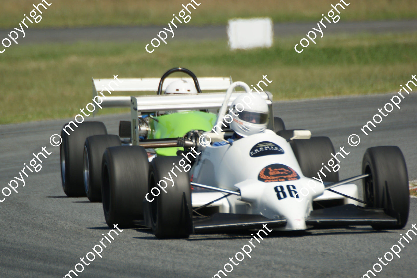86ab Graham Vos F3 Reynard VW 863 fending off 77 Tony Martin Pilbeam MP52 FF2000 (2) ed