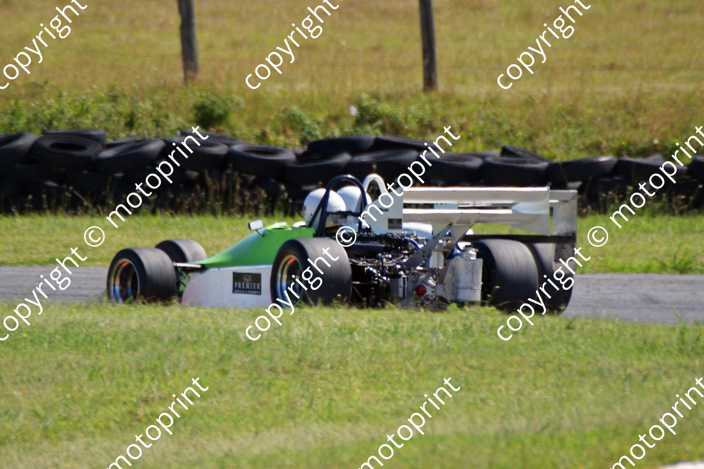86b Graham Vos F3 Reynard VW 863 fending off 77 Tony Martin Pilbeam MP52 FF2000 on inside line (3) ed