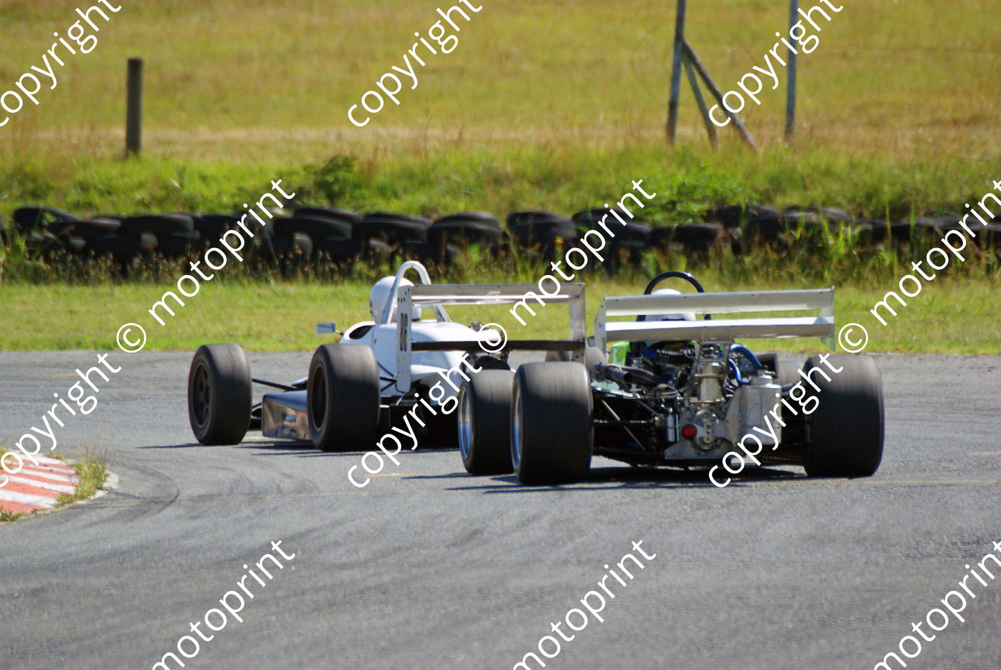 86c Graham Vos F3 Reynard VW 863 fending off 77 Tony Martin Pilbeam MP52 FF2000 (5) ed