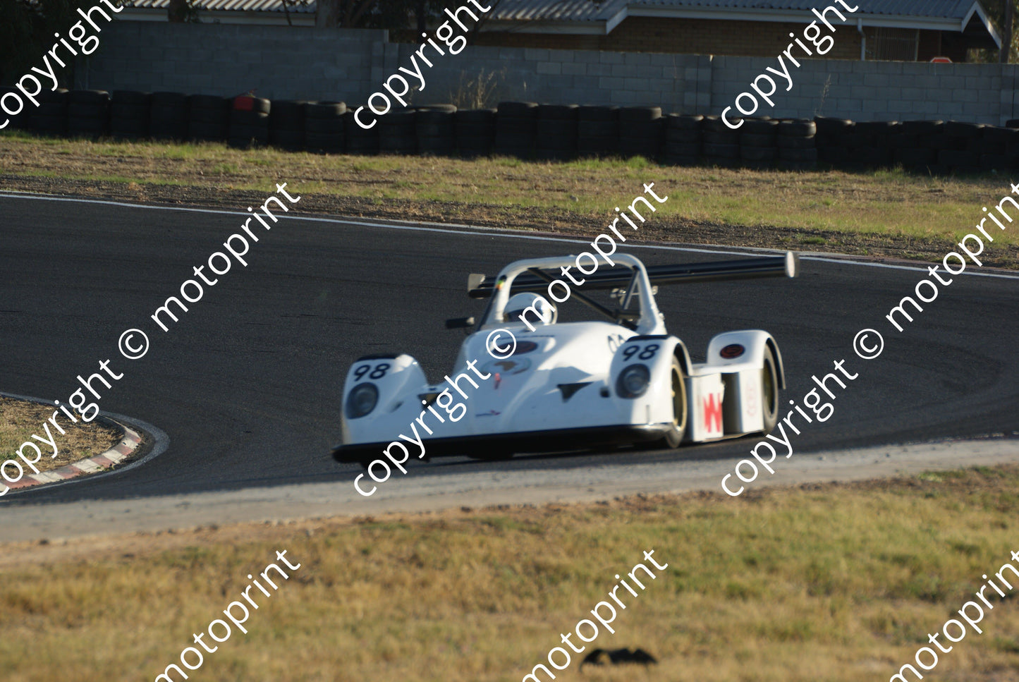 98 Roddy Mills Gunther Drotschie Pilbeam MP98 race (1)