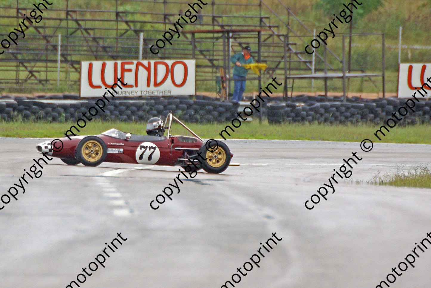 Amez-Droz Brabham BT6 spinning 30-1 DSC05391