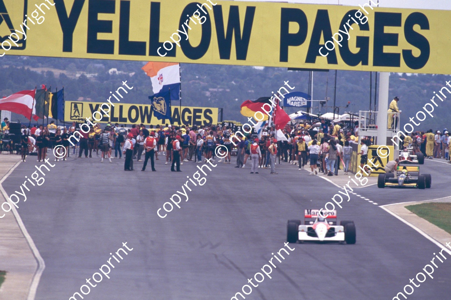 Berger, Fittipaldi going round to grid 07760 (courtesy Roger Swan) (1)