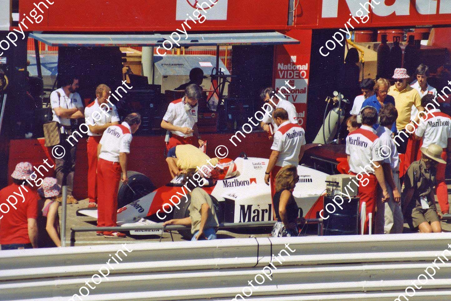 Lauda in pits