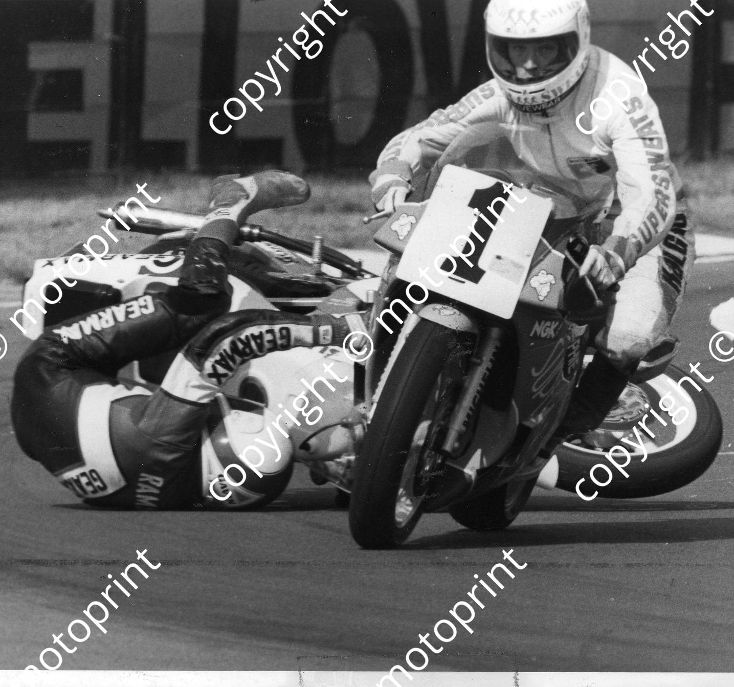 MC 1989 Kyalami Yellow Pages Trevor Crookes Yamaha avoids Gavin Ramsay Suzuki 033