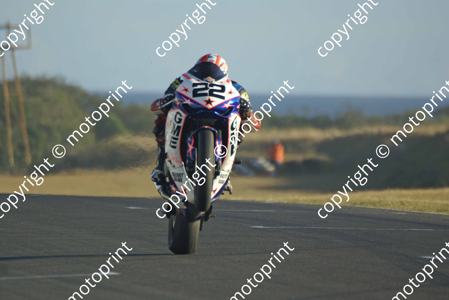 MC 22 wheelie DSC08392