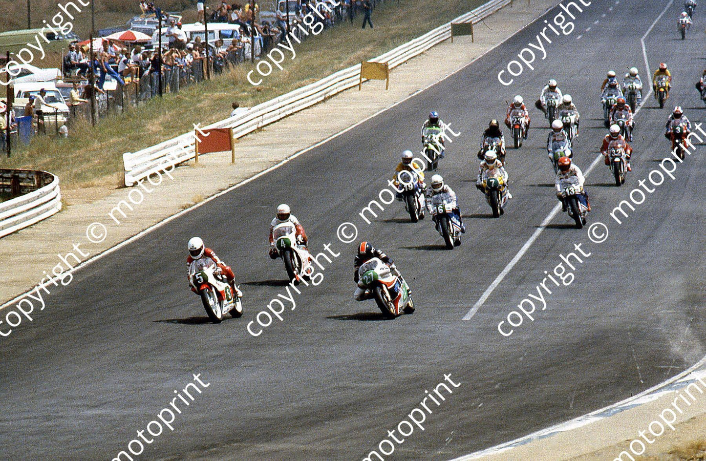 MC 250 1st lap Crowthorne, 5 Lavado, 27 Bolle, 4 Wimmer