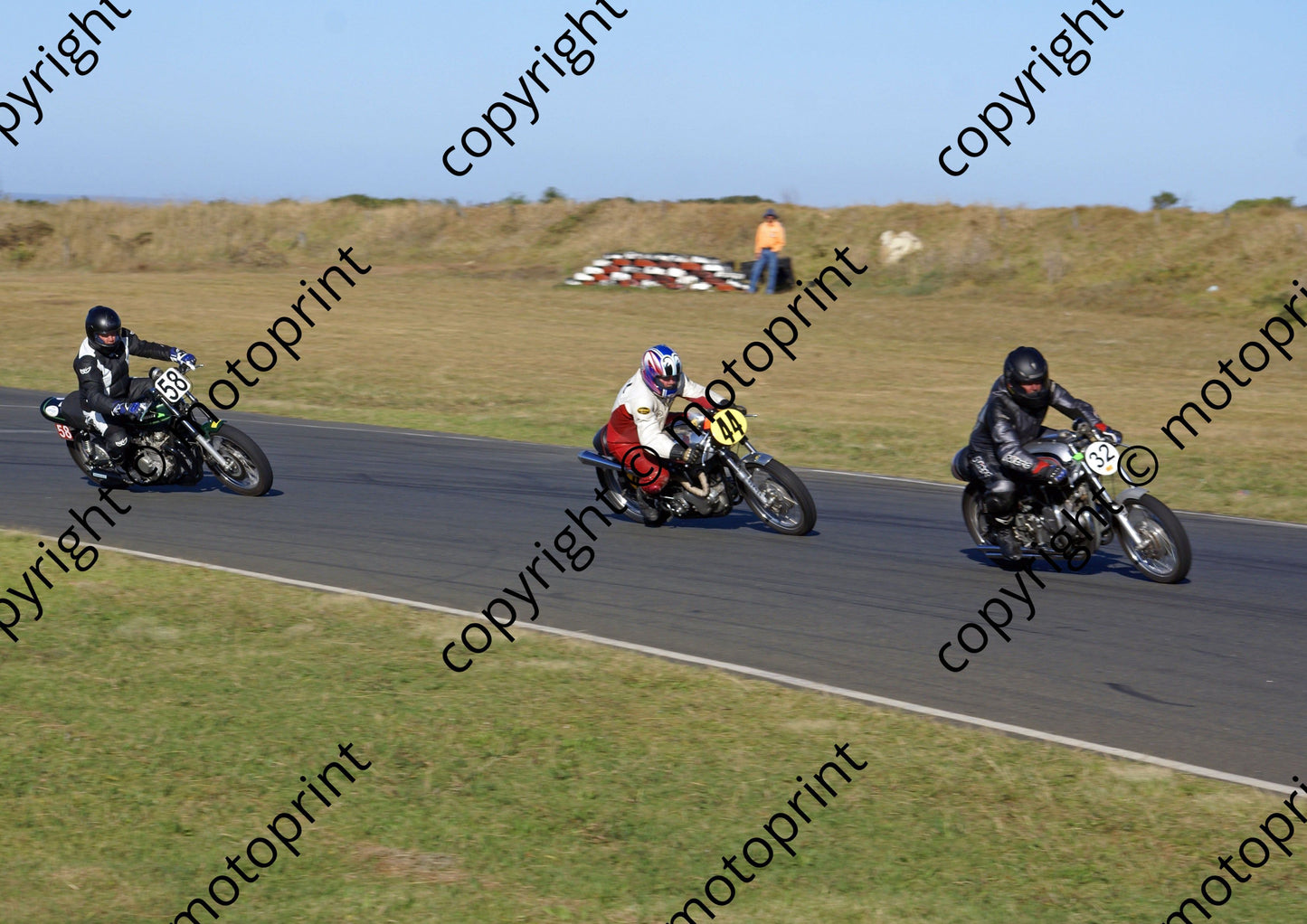 MC 32 Barson 44 Annetts 58 ... P DSC07915