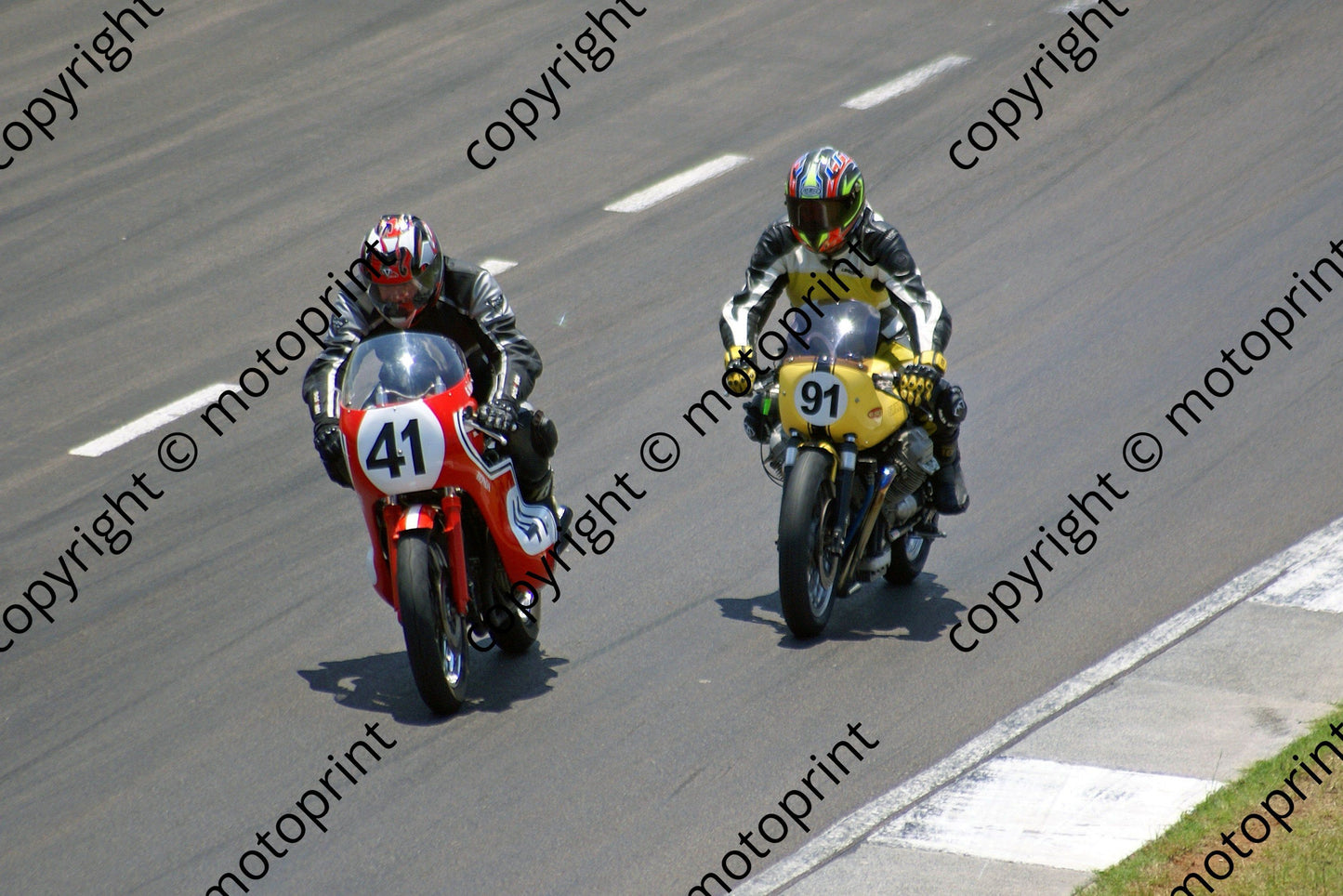 MC 41 Gary Hunter Honda 91 Fergal McAdam Guzzi DSC02455