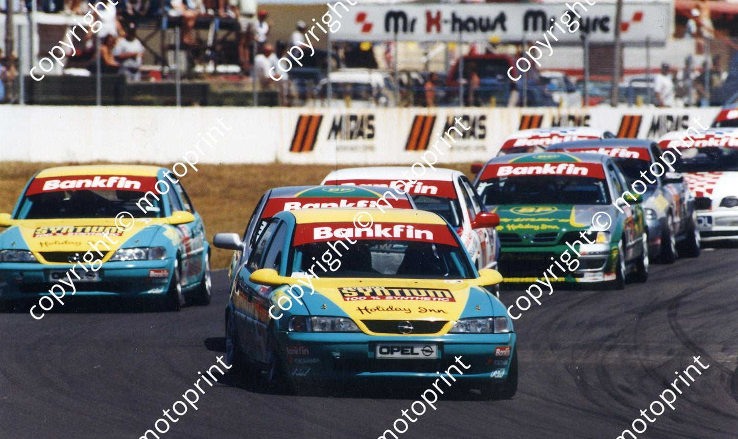 SL Bankfin 1999 Opel Vectras lead 1st corner 385