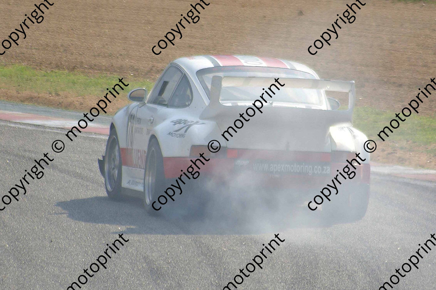 SP Bezuidenhout Porsche RSR smoke 78 DSC03695 race cropped