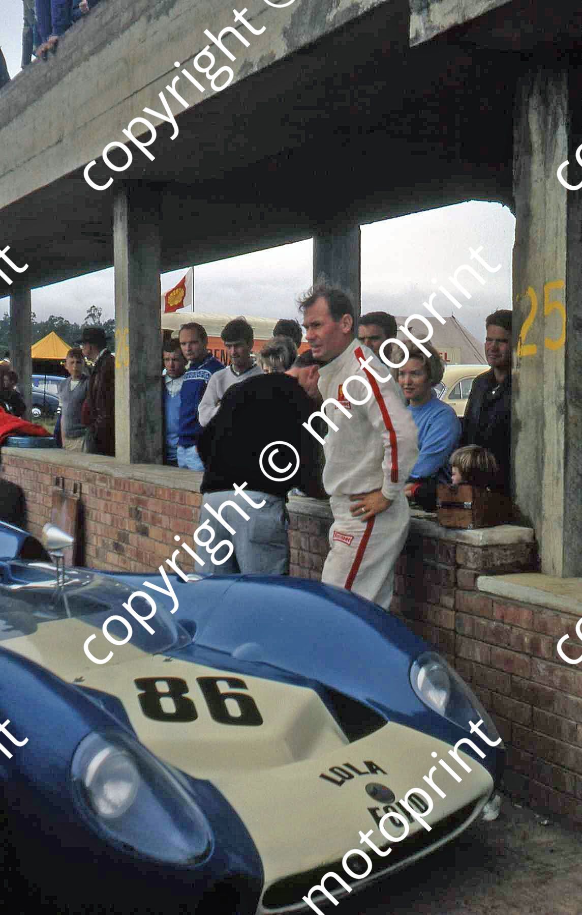 SP Love behind Lola T70 of Serrurier