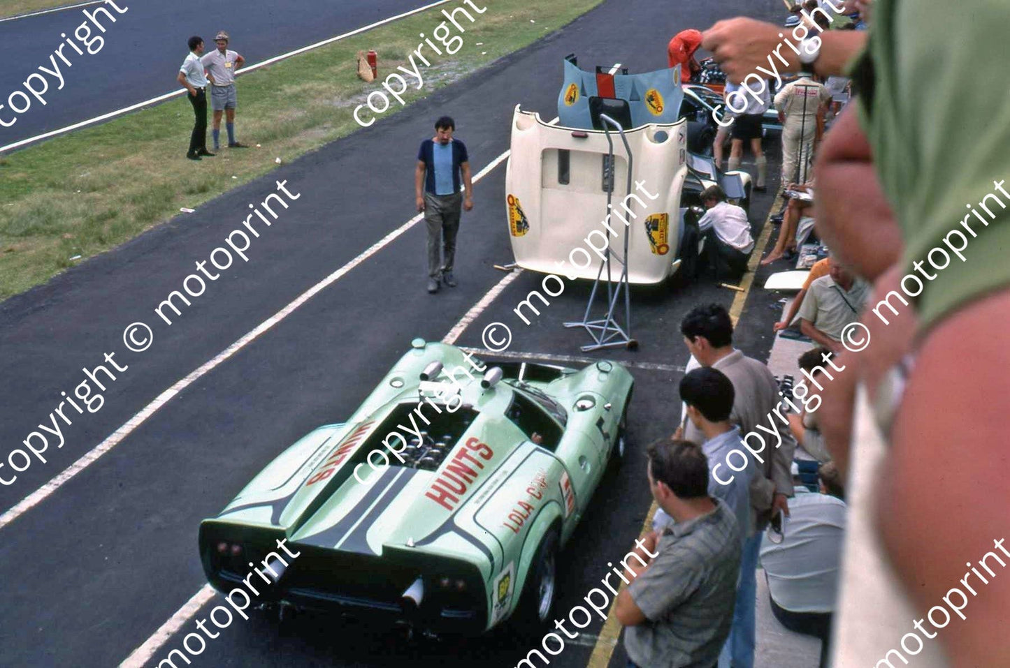 SP Pits Lola Chev, Porsche 910