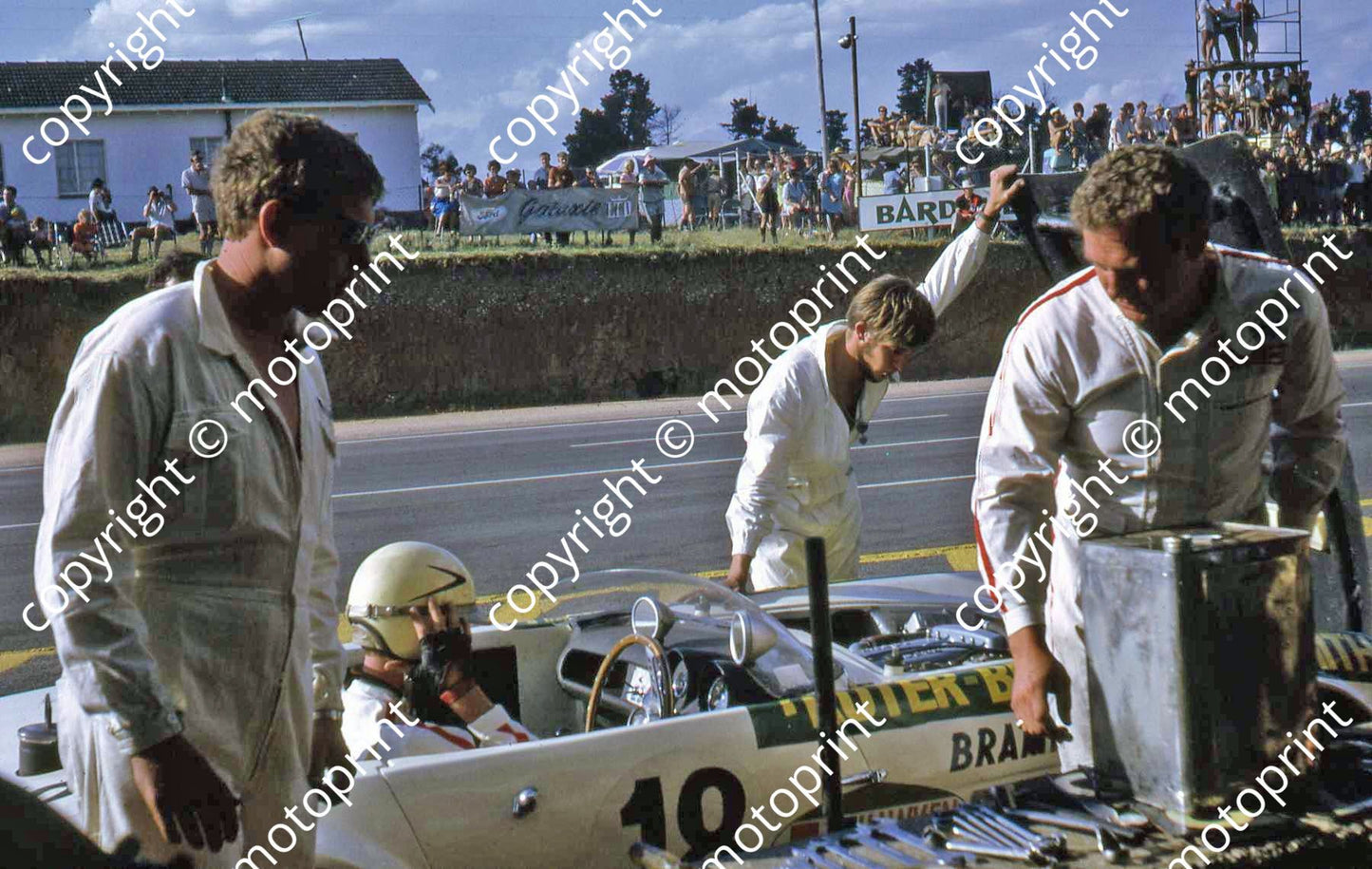 SP Pit stop Dart Berrington-Smith in car, John Truter 2