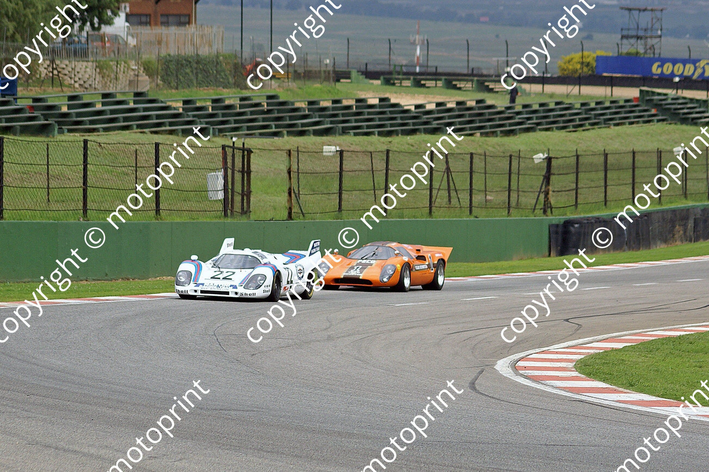 SP Porsche 917 1971 Le Mans win Martini; Lola T70 1969 9 hr Gunston DSC03381