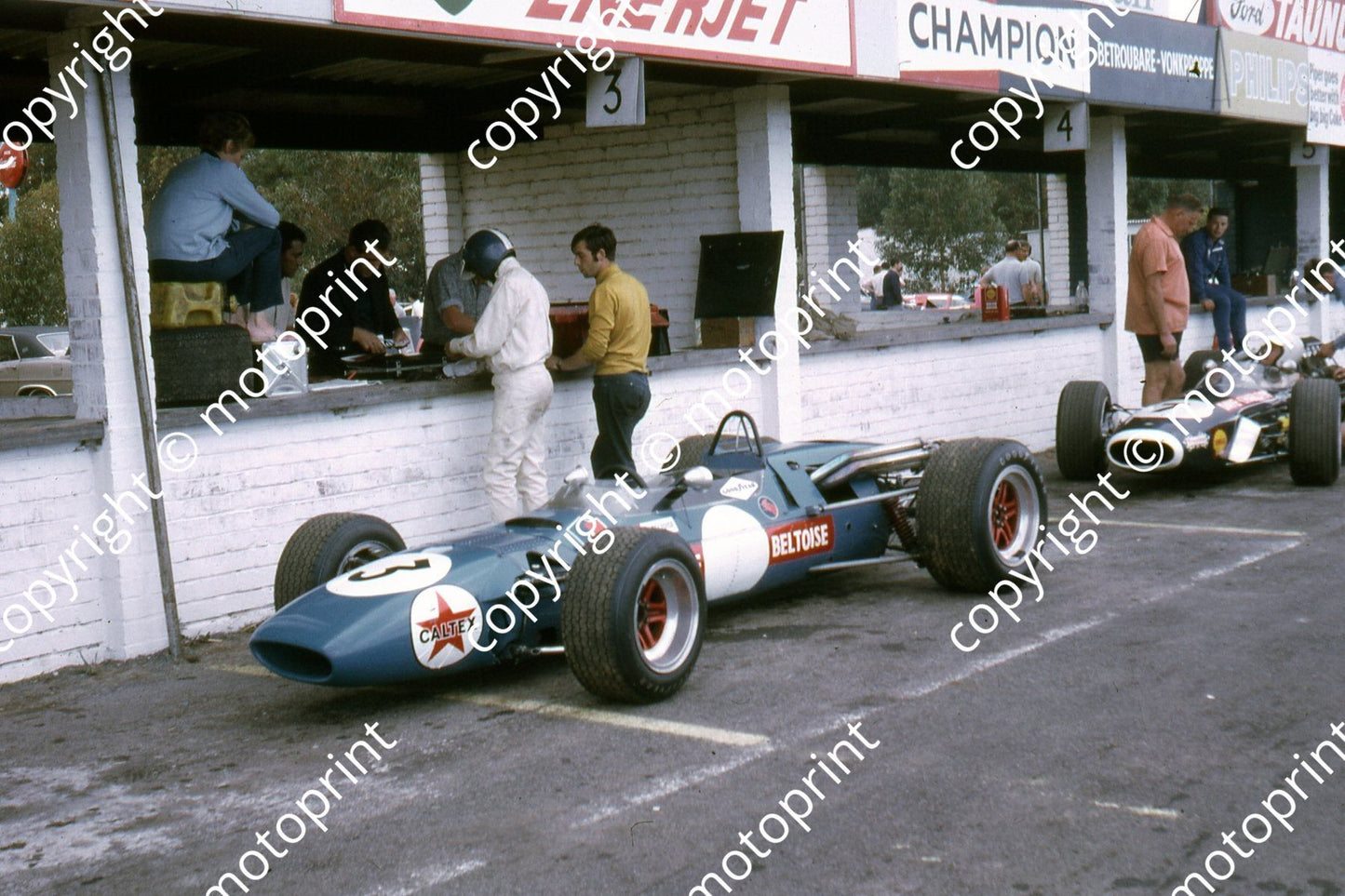 SS Beltoise in pits with F2 Matra 8 Jan