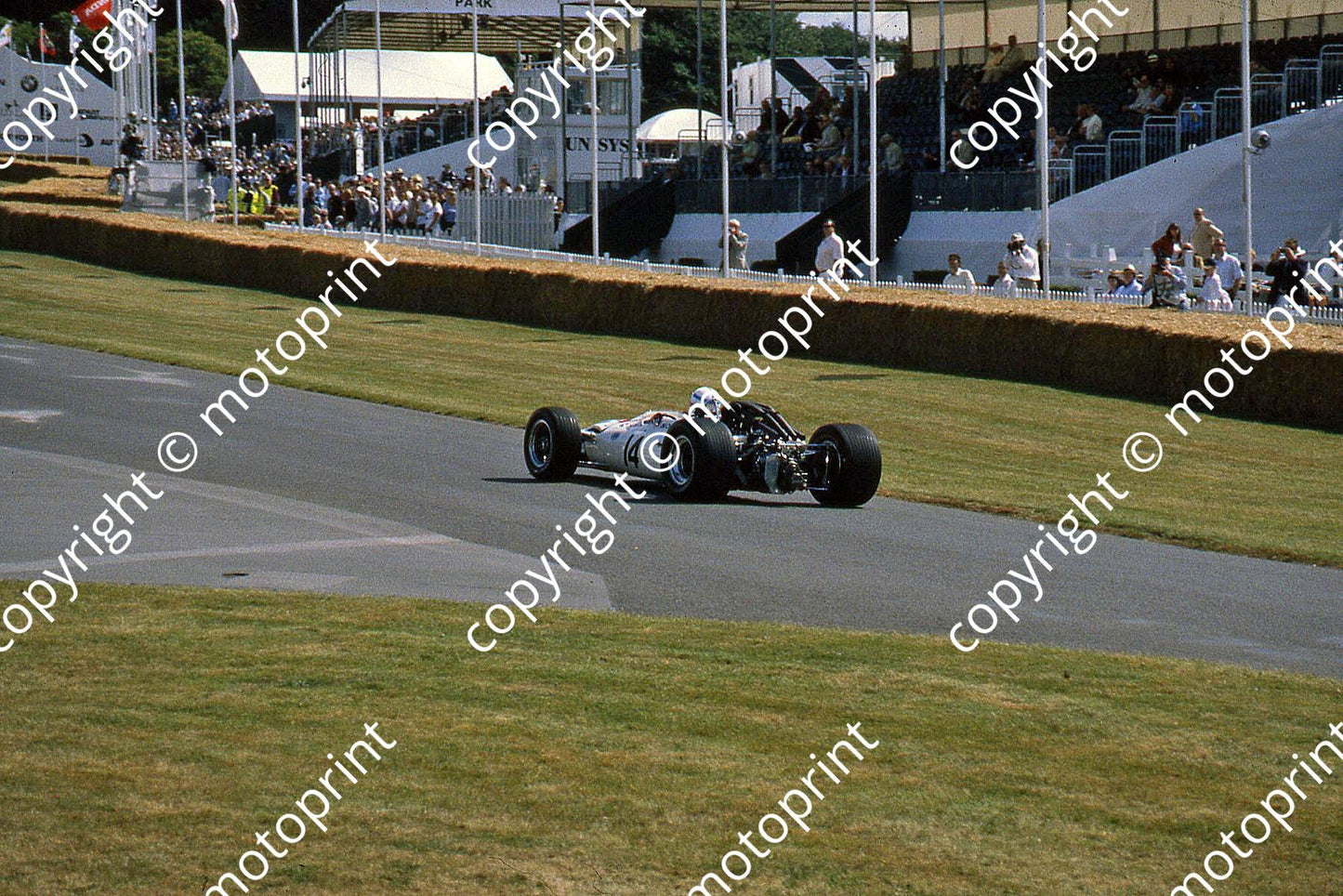 SS Honda RA300 Surtees 4