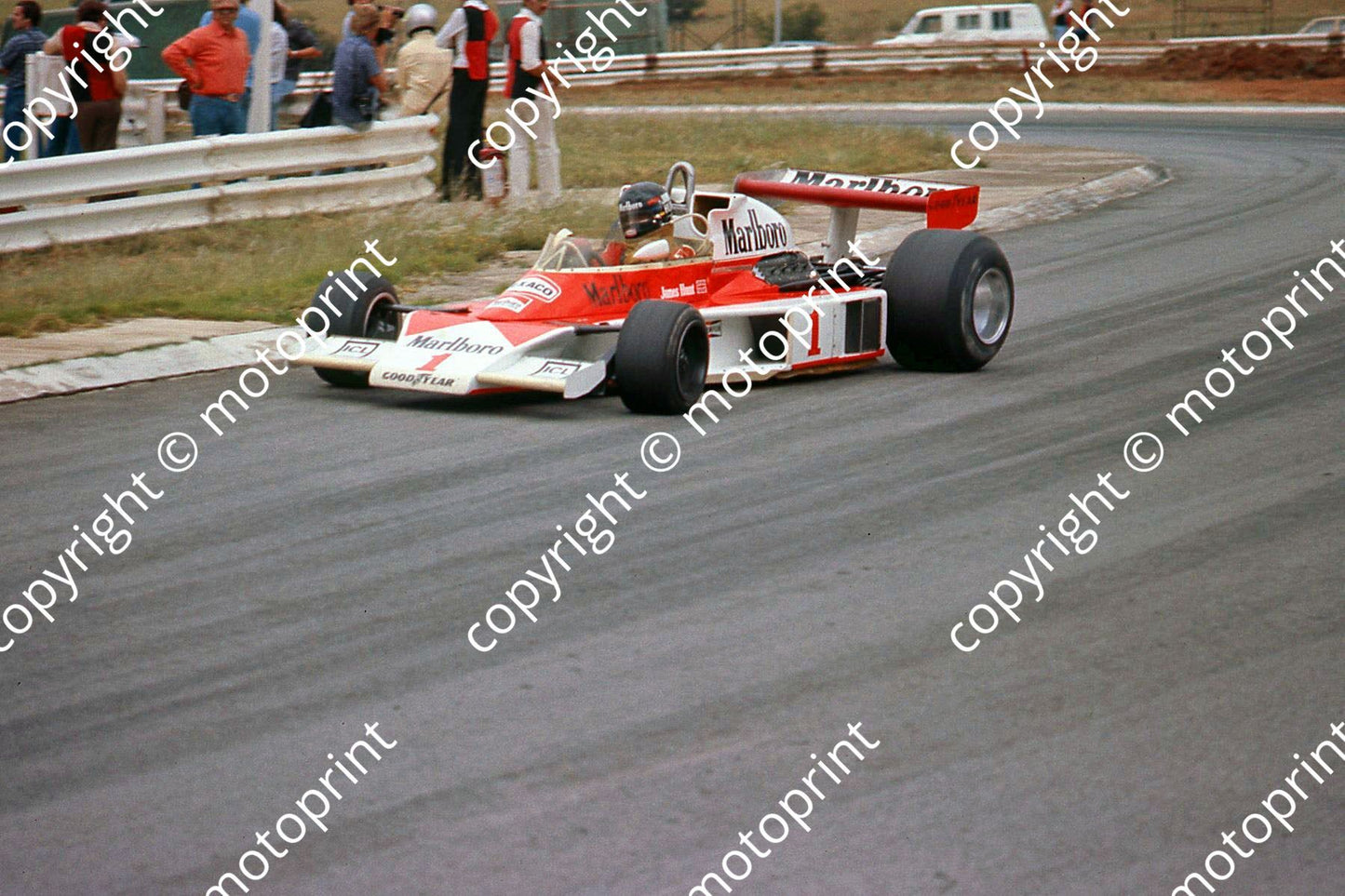 SS Hunt McLaren M23 sliding Leeukop