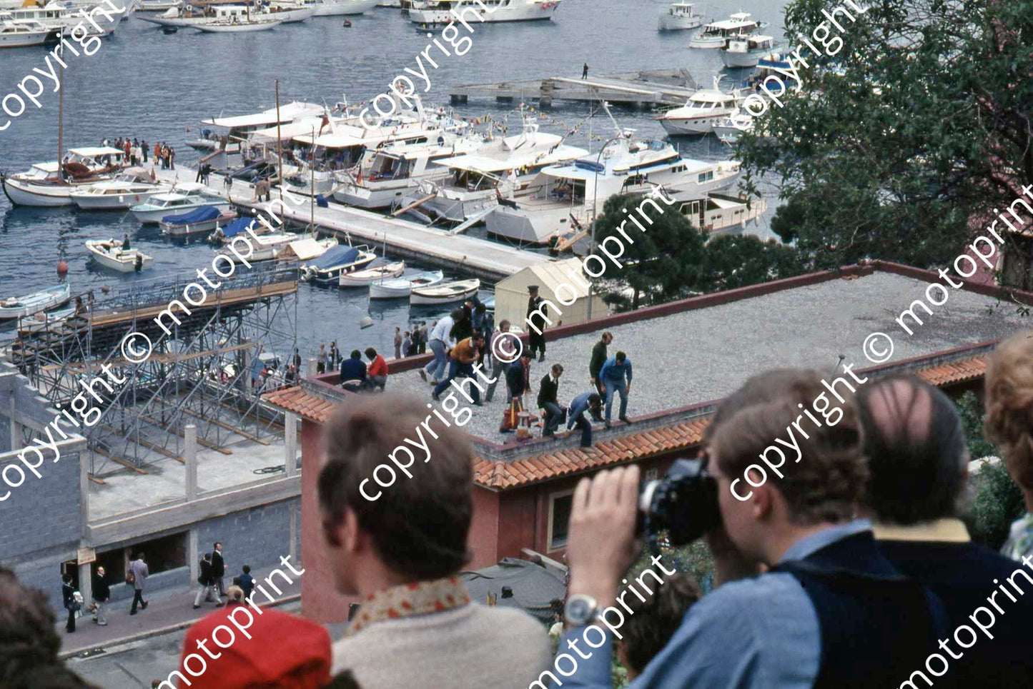 SS Rooftop battle police remove speccies