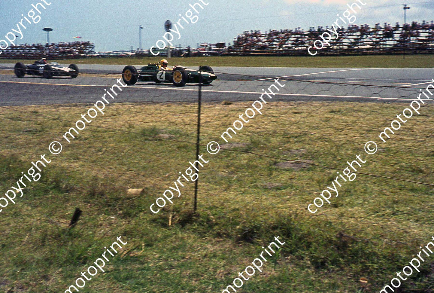 SS (thanks Stuart Falconer) a 071 1963 EL SA GP T Taylor Lotus 25, McLaren Cooper leave pits