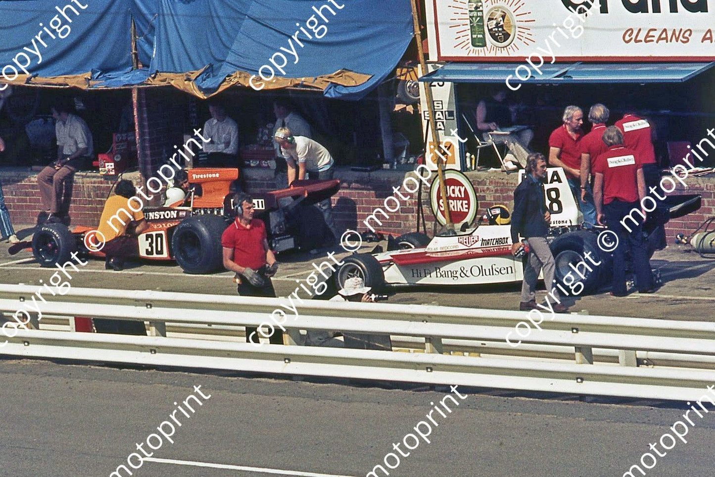 SS (thanks Stuart Falconer) a 375 1974 SA GP pits Gunston Lotus 72 Driver; Pace Surtees John Surtees behind cropped