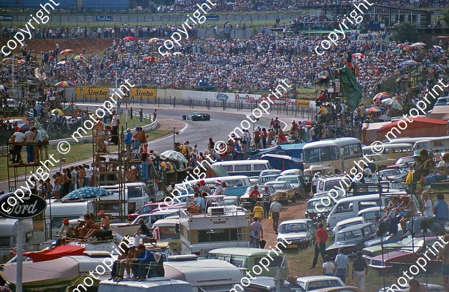 SS (thanks Stuart Falconer) a 681 1979 SA GP crowd Sunset to Clubhouse