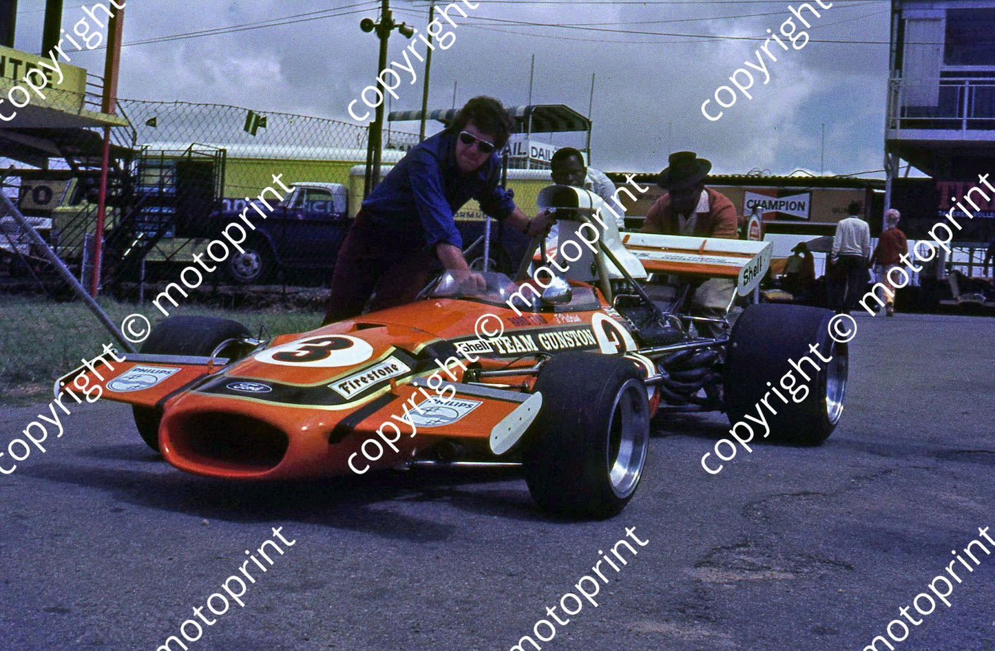 a 248 1971 Kya Brabham BT26 Pretorius Pinto pushing