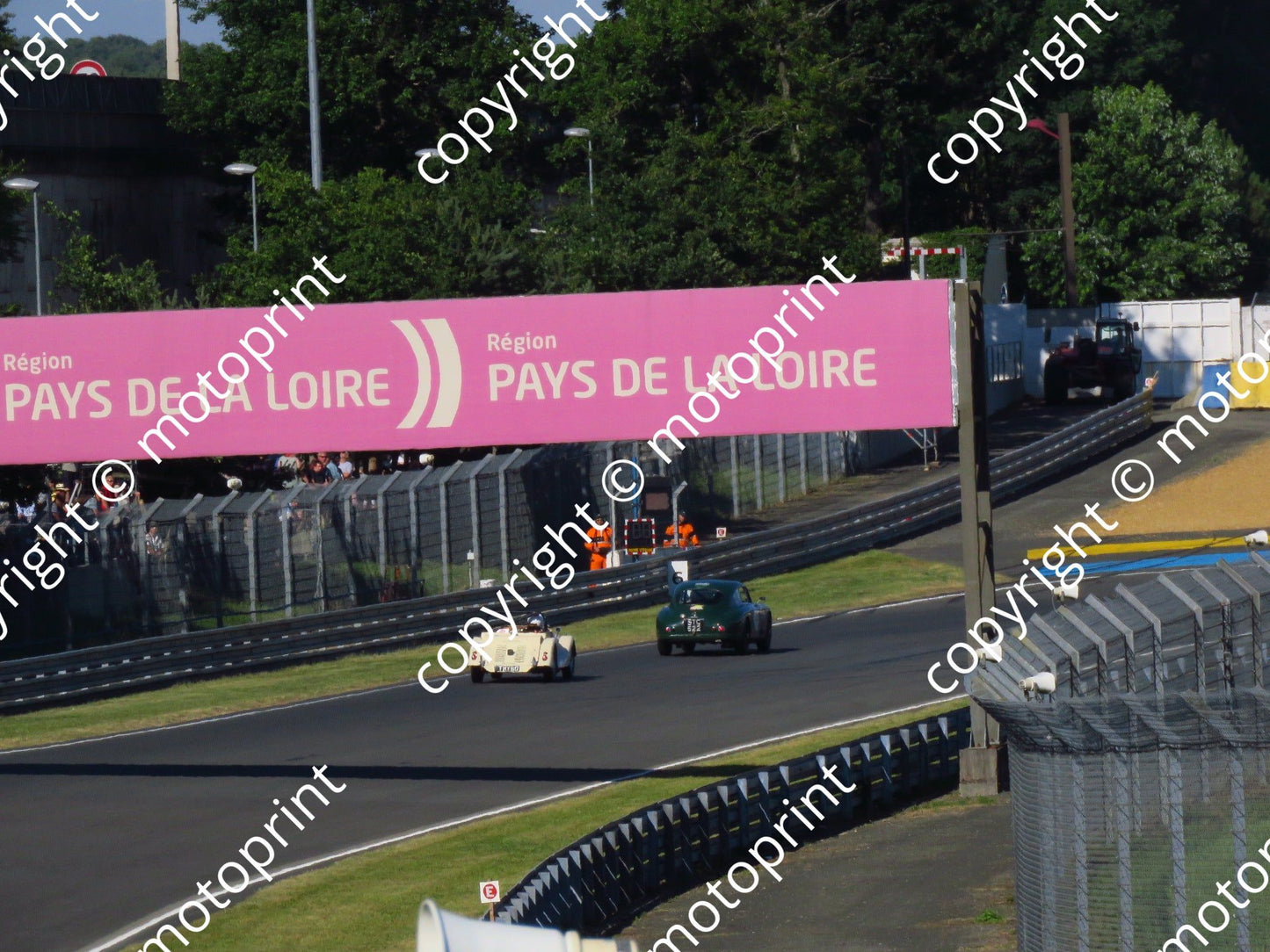 grid 2 34 Morgan Plus 4 Richard Thorne, Roger Whiteside 53 Aston Martin DB2-4 Jean-Yves Grandidier race pm (25)