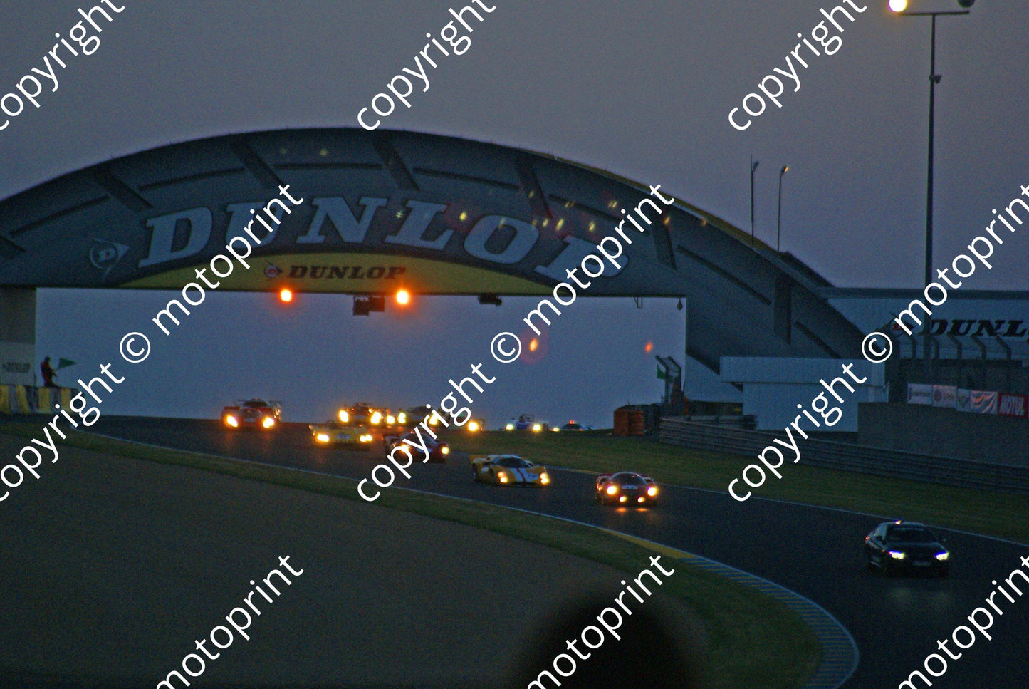 grid 5 0 12 19 42 all Lola T70 Mk3s safety car Sat evening Dunlop Bridge (2)