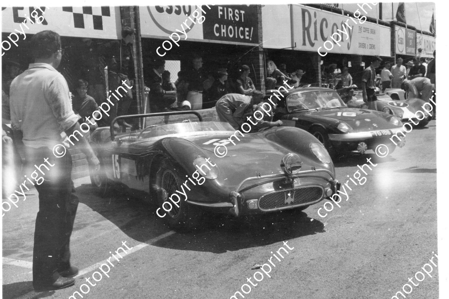 15 Chris Fergusson Bruce Johnstone Maserati NOTE HEADLIGHT, 16 Lotus Elan, 17 Lotus Climax 17 026