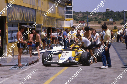 16 Derek Warwick helmet on wing (courtesy Roger Swan) 509