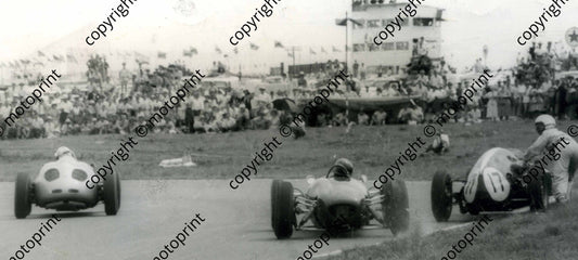 1961 SA GP EL Jim Clark spins Dave  Wright pushing  Cooper, Bonnier Porsche left