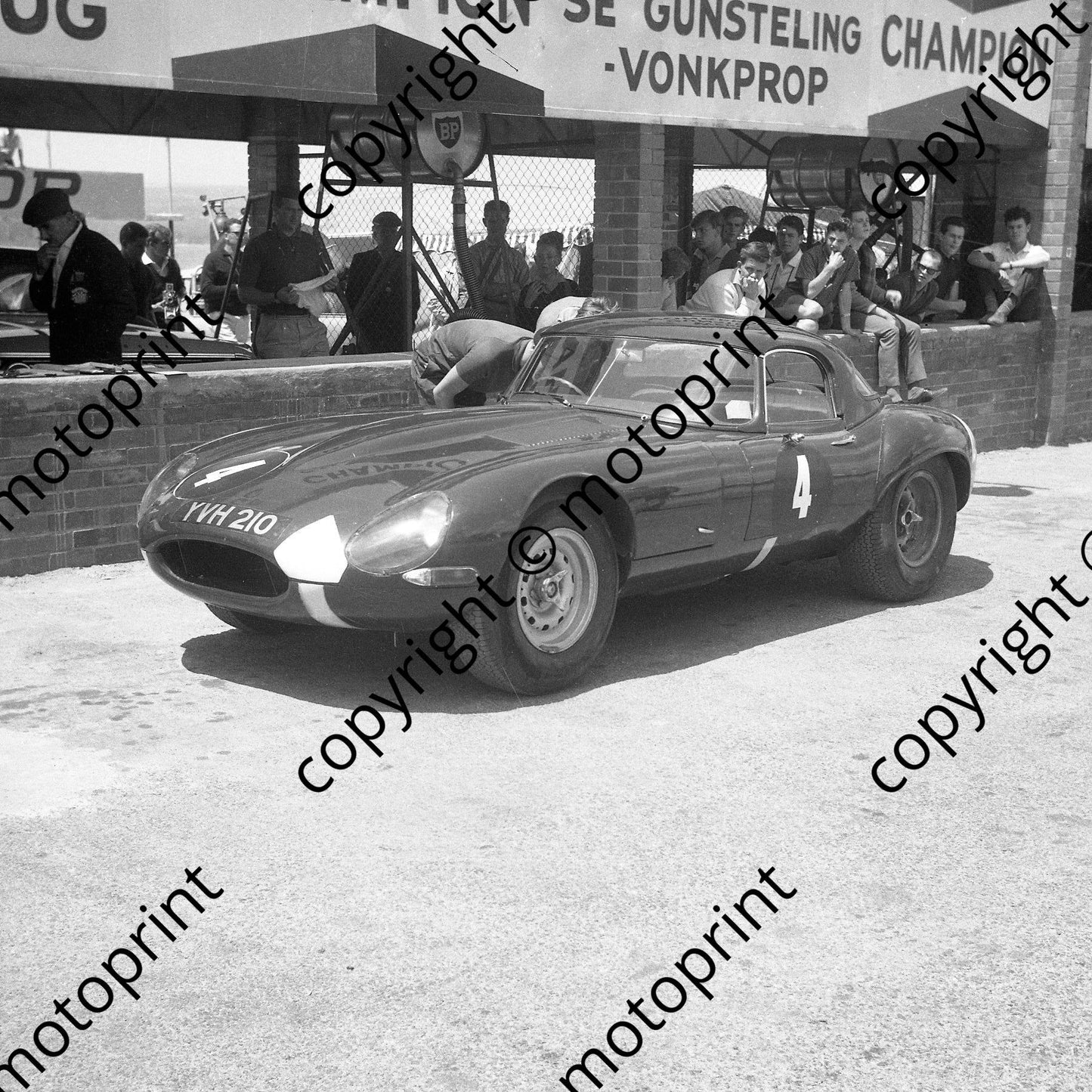 1964 4 Peter Sutcliffe Dickie Stoop lightweight E-type Jag_ Sutcliffe behind pit wall with white towel (courtesy Ken Stewart) (1)