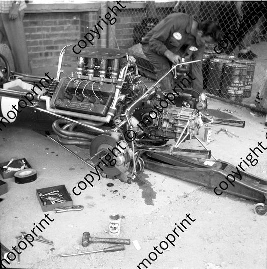 1964 Rand GP Jackie Stewart Lotus 33 being repaired 1 (courtesy Ken Stewart)