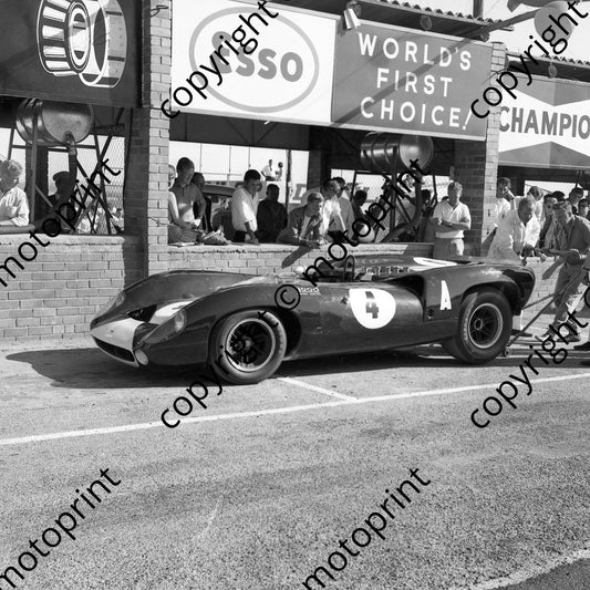 1965 4 Roy Pierpoint Doug Serrurier (dark overall on jack) Lola Ford T70 (courtesy Ken Stewart) (6)